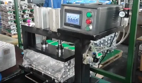 Cylinder head vacuum leak testing station