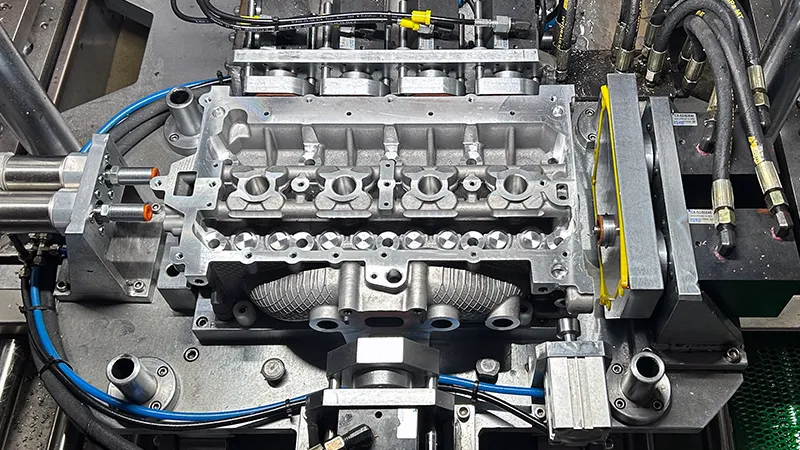Vacuum pressure testing equipment for cylinder heads