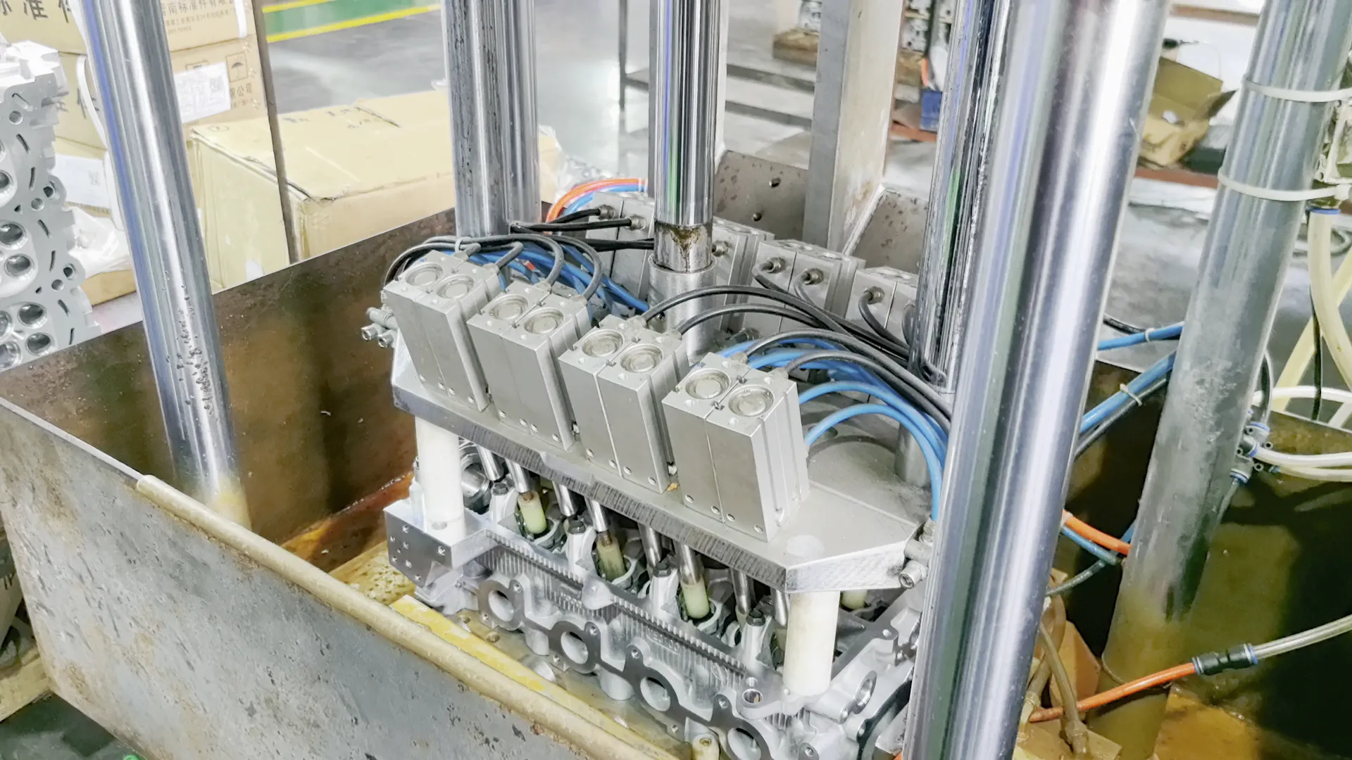 Vacuum pressure testing equipment for cylinder heads